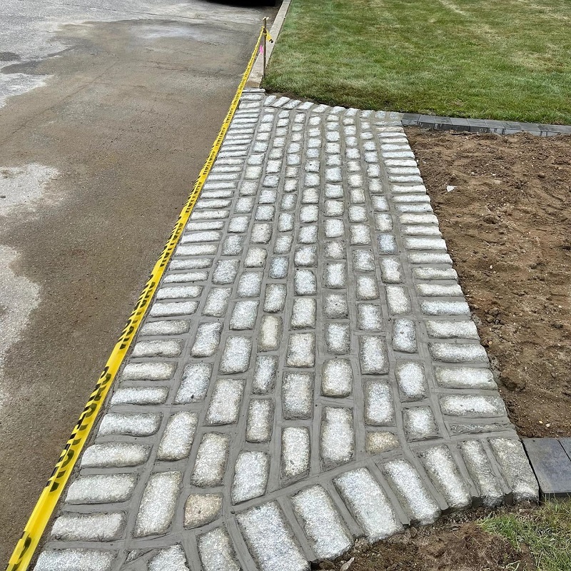 Semi-gloss gray pavers with Belgium block trim