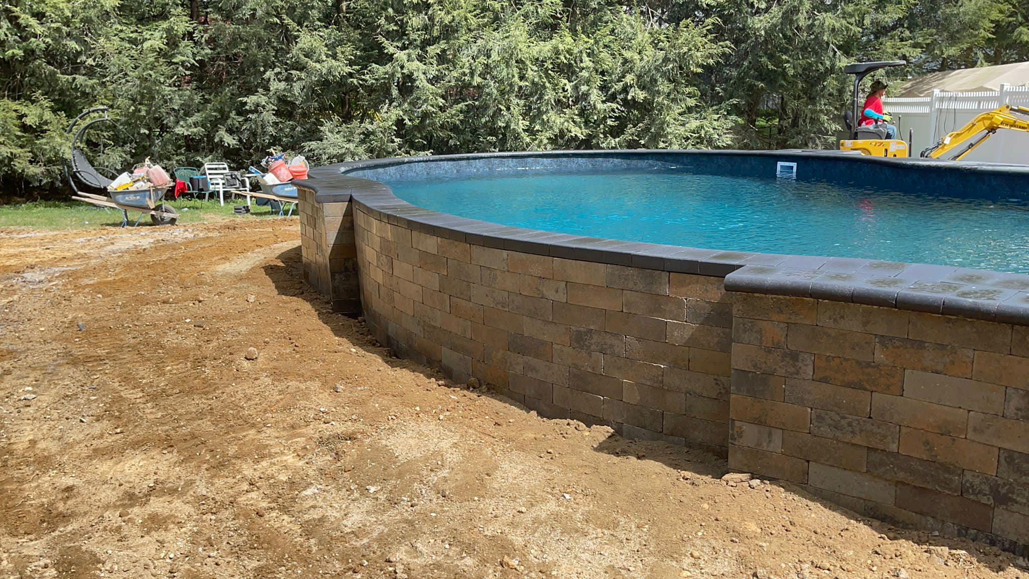 Half-wall around a pool with Verona pavers