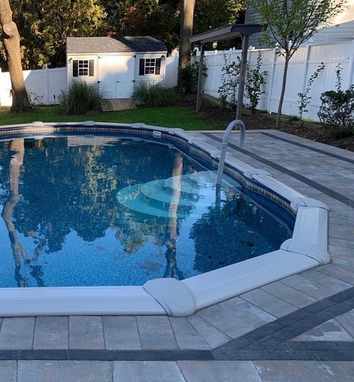Pool paver border in a contrasting color