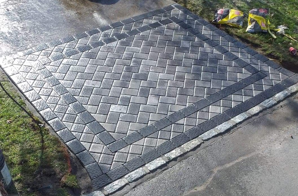 Elevated paver patio with stone retaining wall