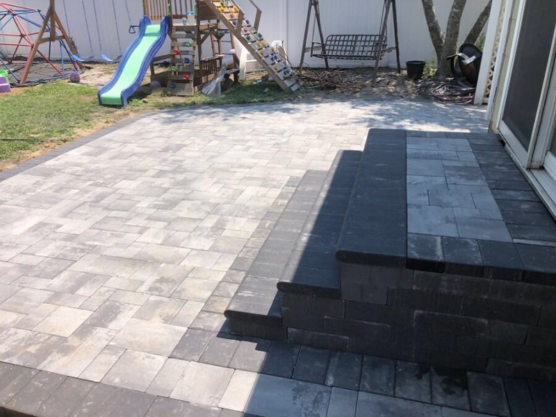 Concrete slab stoop with rounded corners